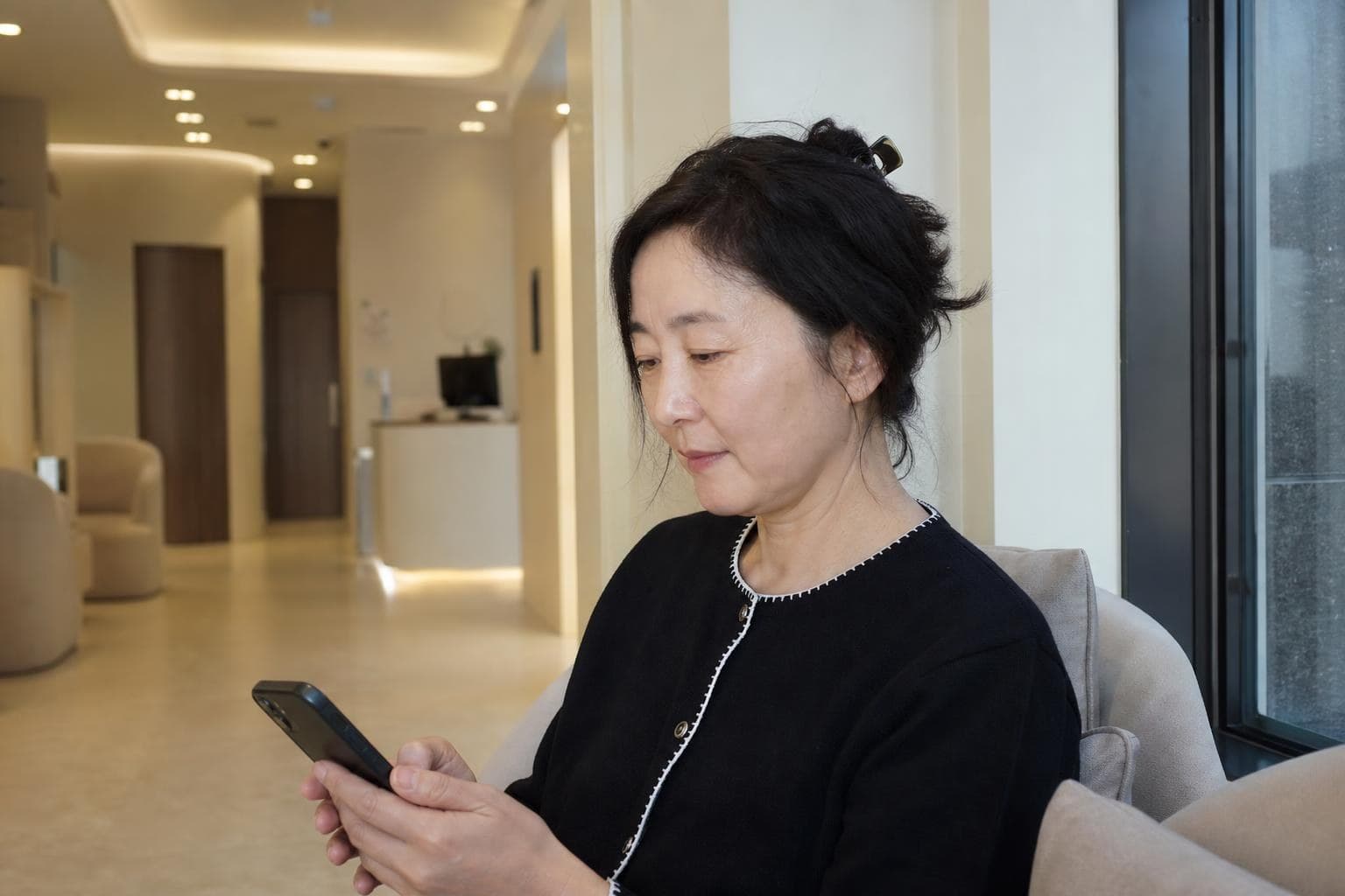 首爾江南皮膚科診間，醫師用放大鏡檢查患者臉頰上的斑點