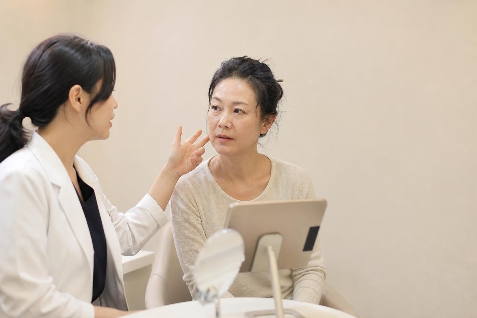 首爾江南皮膚科的療程室裡，醫師為患者進行維他命導入護理