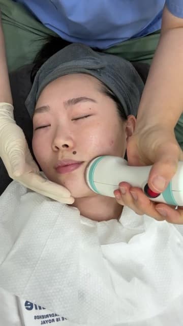 Haliun (@h.lynn.n) in a TikTok video about trying a skin-lifting device for the first time at Delphic Clinic, Gangnam, Seoul — first HIFU session expectations