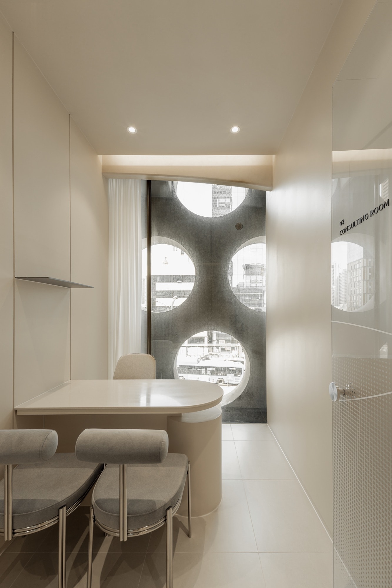 Treatment room interior at Delphic Clinic, a lifting-focused aesthetic clinic in Gangnam, Seoul