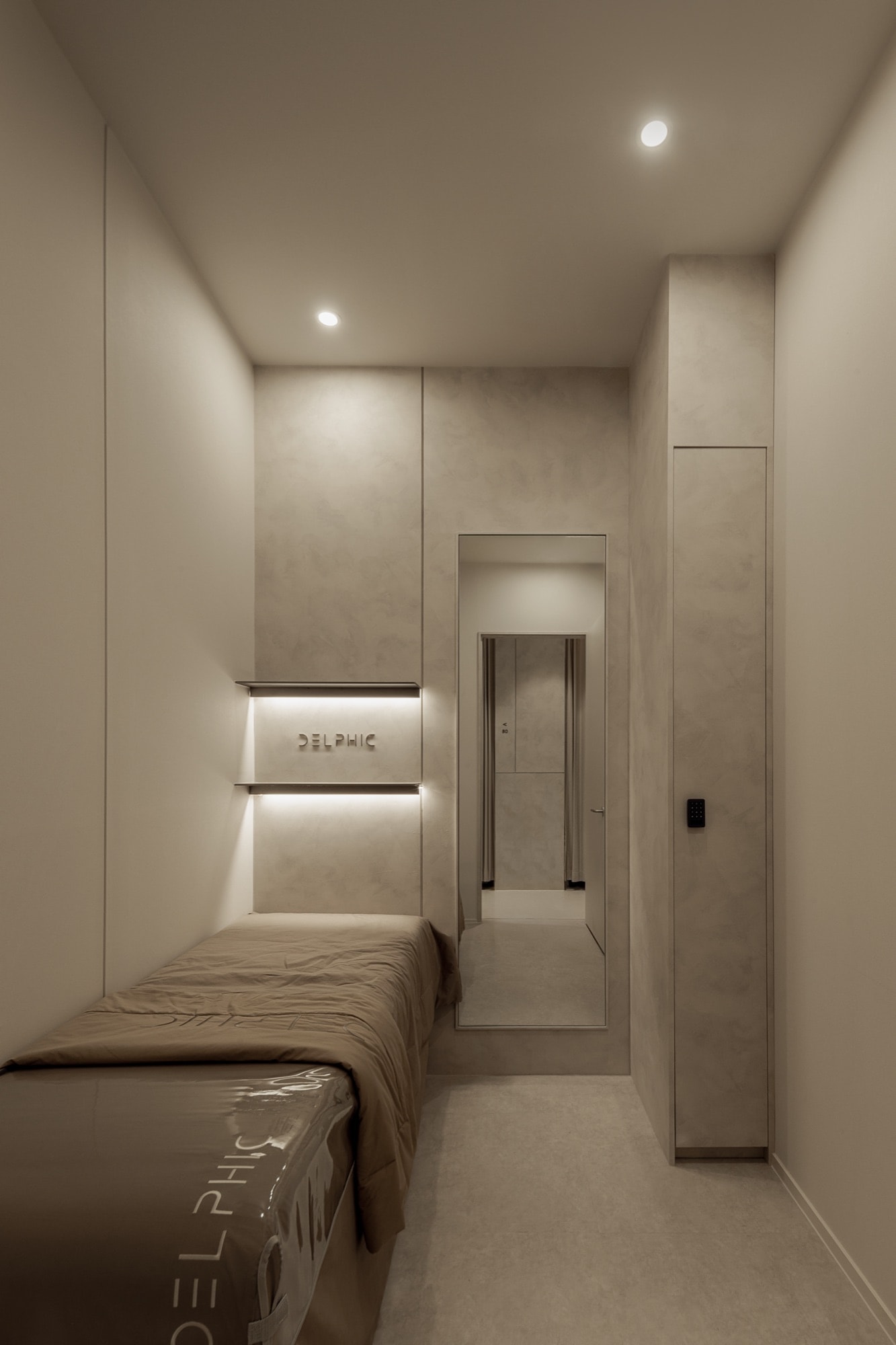 A certified specialist performing a treatment at Delphic Clinic, Gangnam, Seoul
