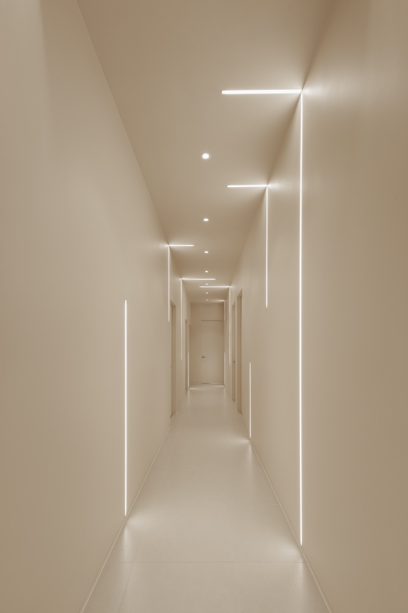 Treatment room interior at Delphic Clinic, a lifting-focused aesthetic clinic in Gangnam, Seoul