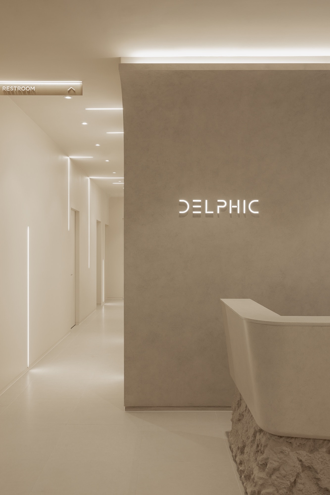 A certified specialist performing a treatment at Delphic Clinic, Gangnam, Seoul