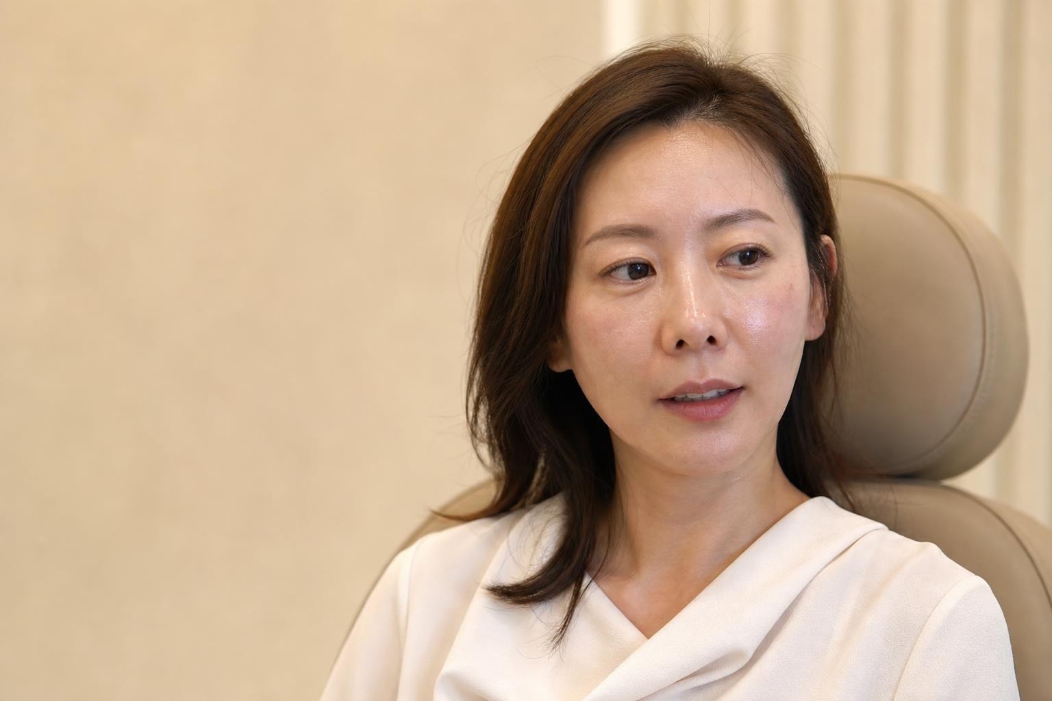 首爾江南醫美診所櫃台上攤開的療程價目表與計算機