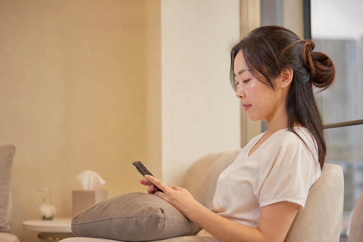 首爾江南診所的諮詢室裡,醫師指著臉部輪廓圖向患者說明施打部位