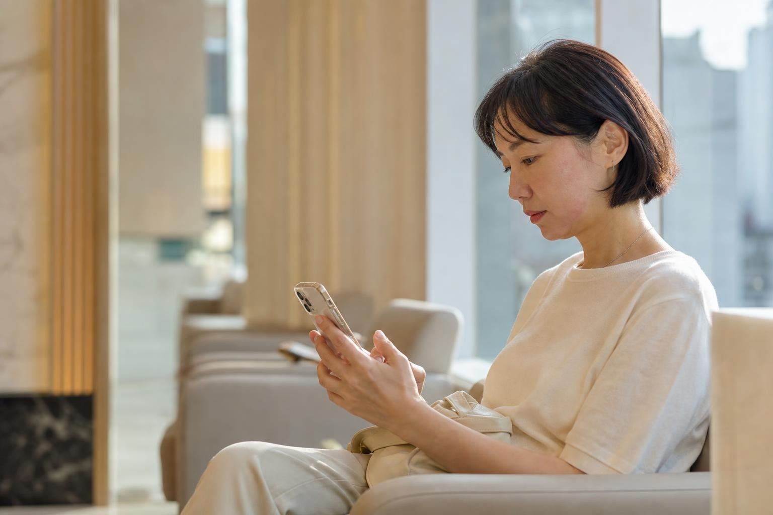 首爾江南診所的諮詢桌上,醫師用鏡子向患者說明法令紋的位置