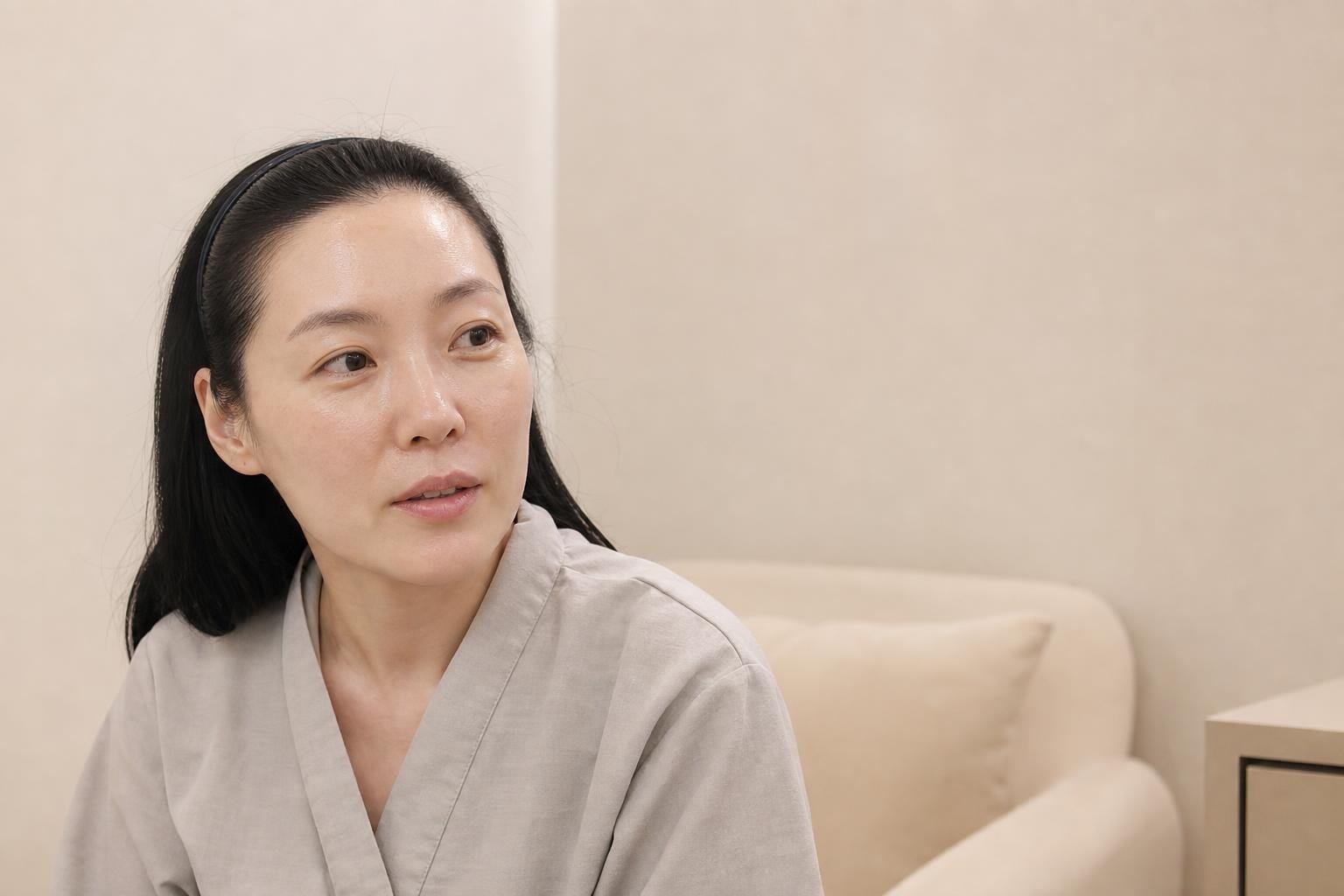 一位三十多歲的女性在首爾江南的診間,準備做韓式水飛梭清潔保濕療程