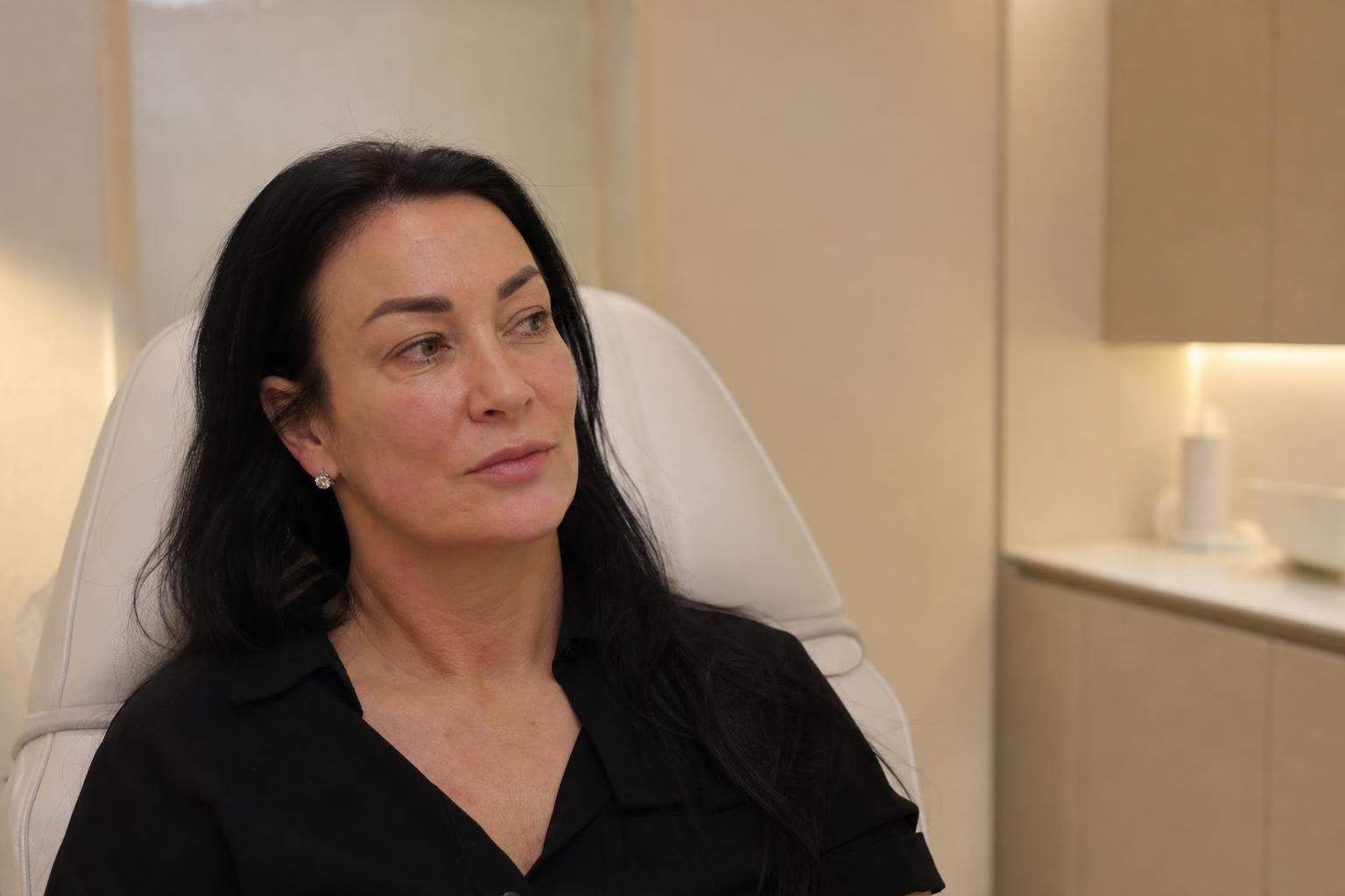 A consultation at Delphic Clinic in Gangnam, Seoul, comparing lifting treatment options